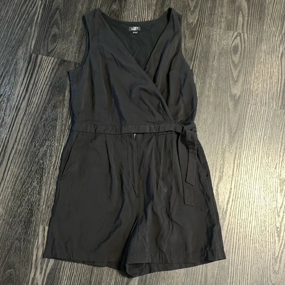 🍍LOFT PETITES ROMPER🍍SZ 10P🍍PIT TO PIT 17”🍍LENGTH 32”🍍3.5 inseam🍍waist 15”